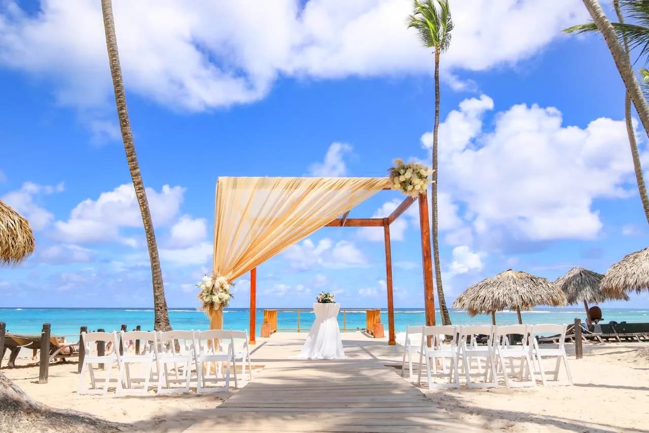 Playa de Punta Cana con arena blanca, palmeras y mar turquesa en un resort de lujo