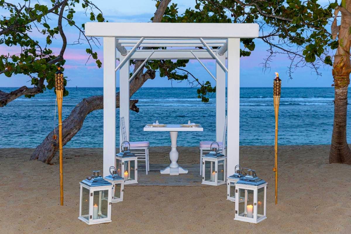 Romantic table decoration details